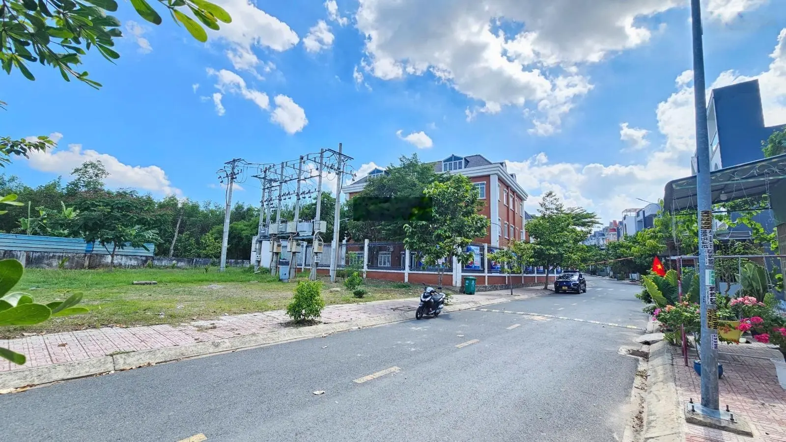 Nhà mẫu hiện đại, mặt tiền công viên thoáng mát