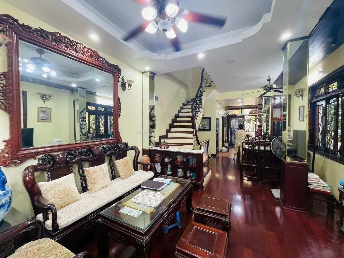 Bán Gấp nhà siêu hiếm Trần Quốc Hoàn 55m2 x 5 tầng lô góc 2 mặt tiền cực víp