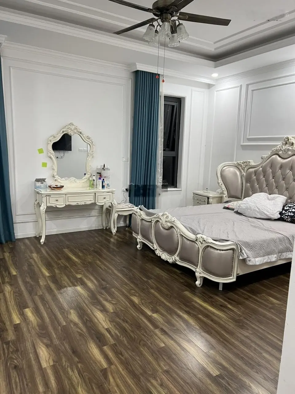 Chuyển nhà xuống biệt thự nên gia đình tôi đang cần bán gấp căn hộ 150 tòa B full nội thất đẹp