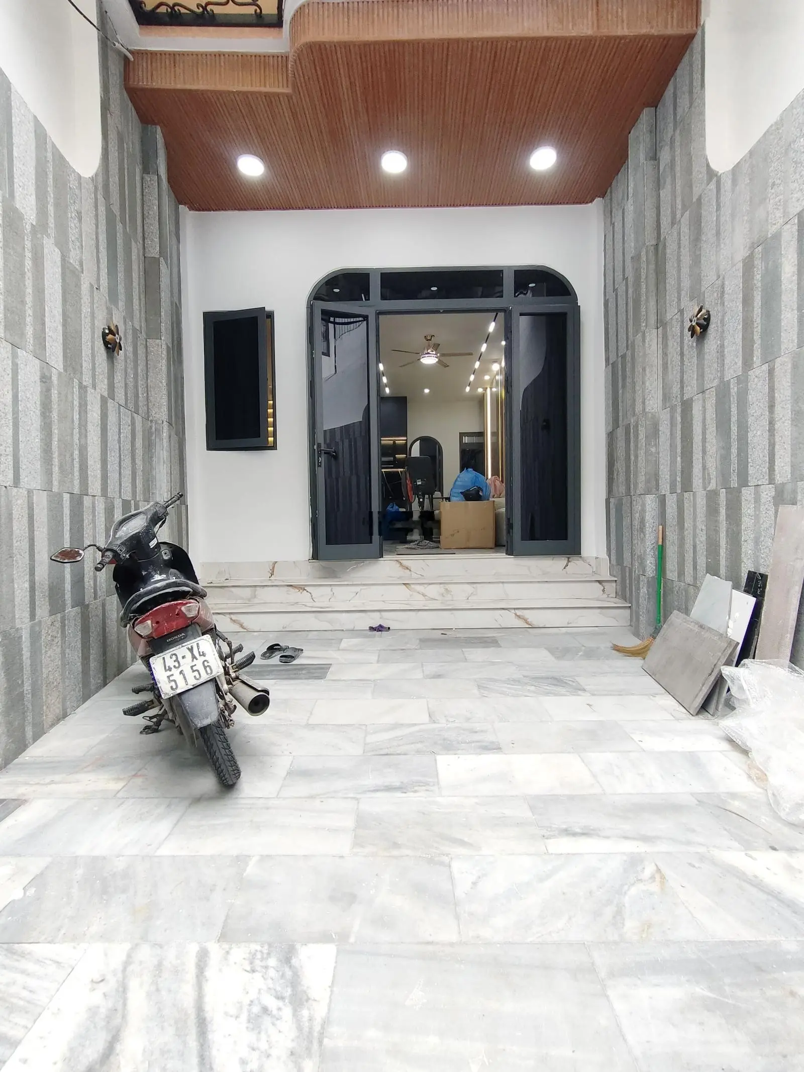 Nhà 3 tầng đường ôtô 5m ôtô đậu đỗ trong sân - sát nhà đường Điện Biên Phủ