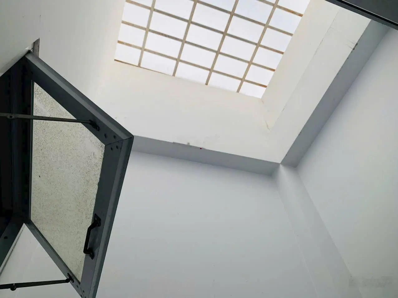 Bán nhà HXH 1trệt 2lầu + sân thượng, 3WC + 4PN, ngay chợ Xuân Hiệp, P. Linh Xuân, sổ hồng hoàn công
