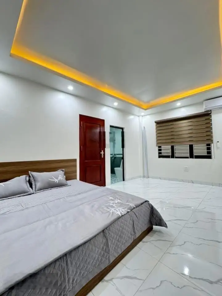 Chính chủ em cần bán. Nhà mới 4,5 tầng, 30m2 lô góc mặt tiền rộng. Giá 6,8 tỷ. Lh: 0971971546