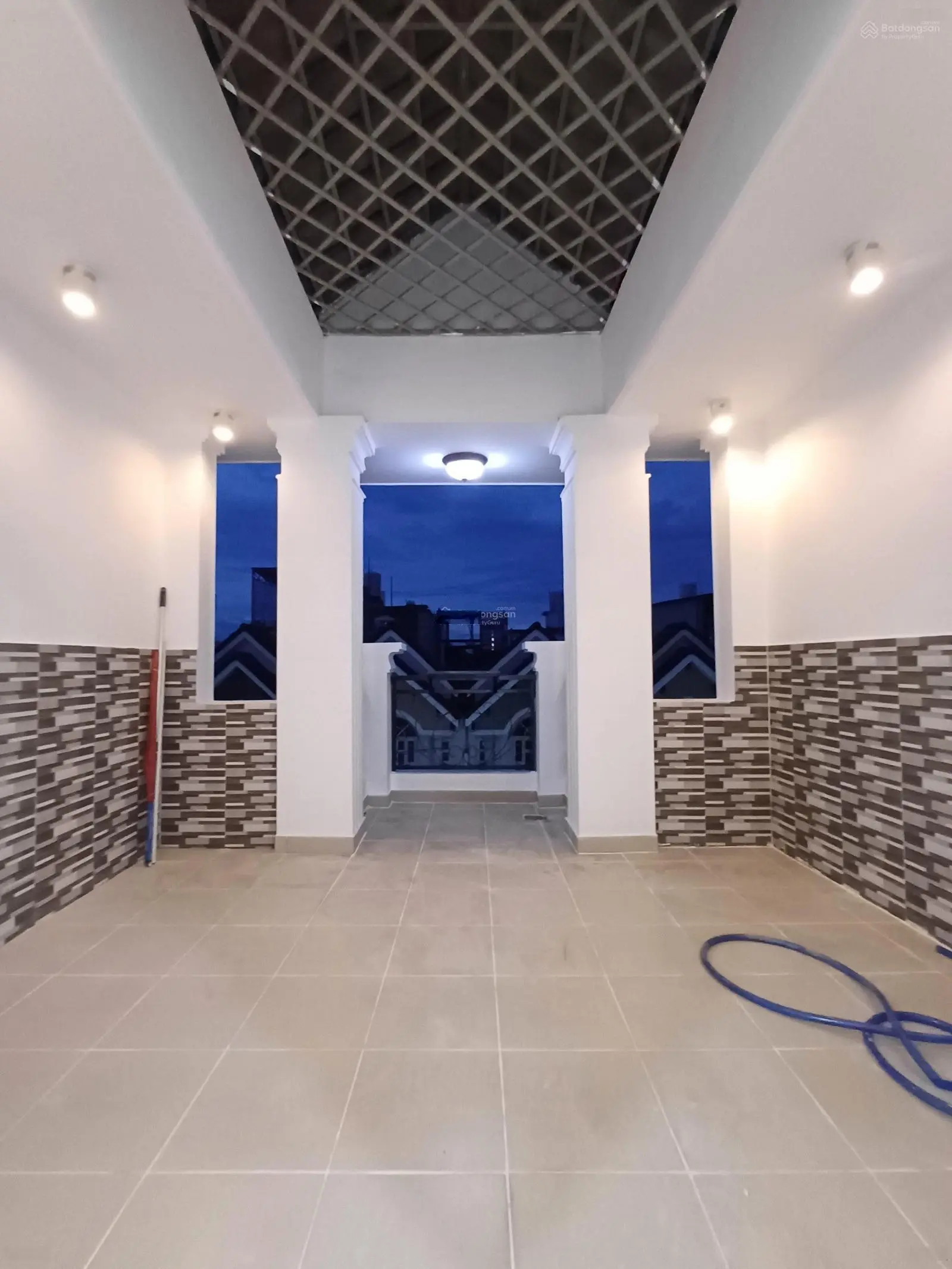 Nhà sân xe hơi 4m*17m - Tô Ngọc Vân - Ngã Tư Ga 2km - Phường Thạnh Xuân - Q12 - HCM