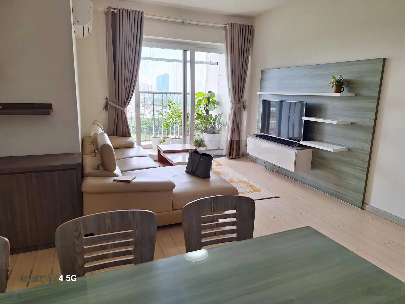 Chính chủ bán chung cư 92m2 tháp A2 đường Rừng Cọ Ecopark full nội thất