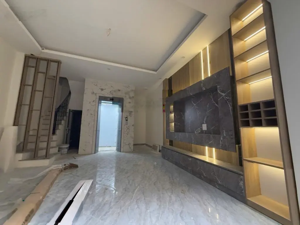 Nhà mặt ngõ trương định - mới koong - ngõ thông - 5 tầng thang máy - 6 pn.
