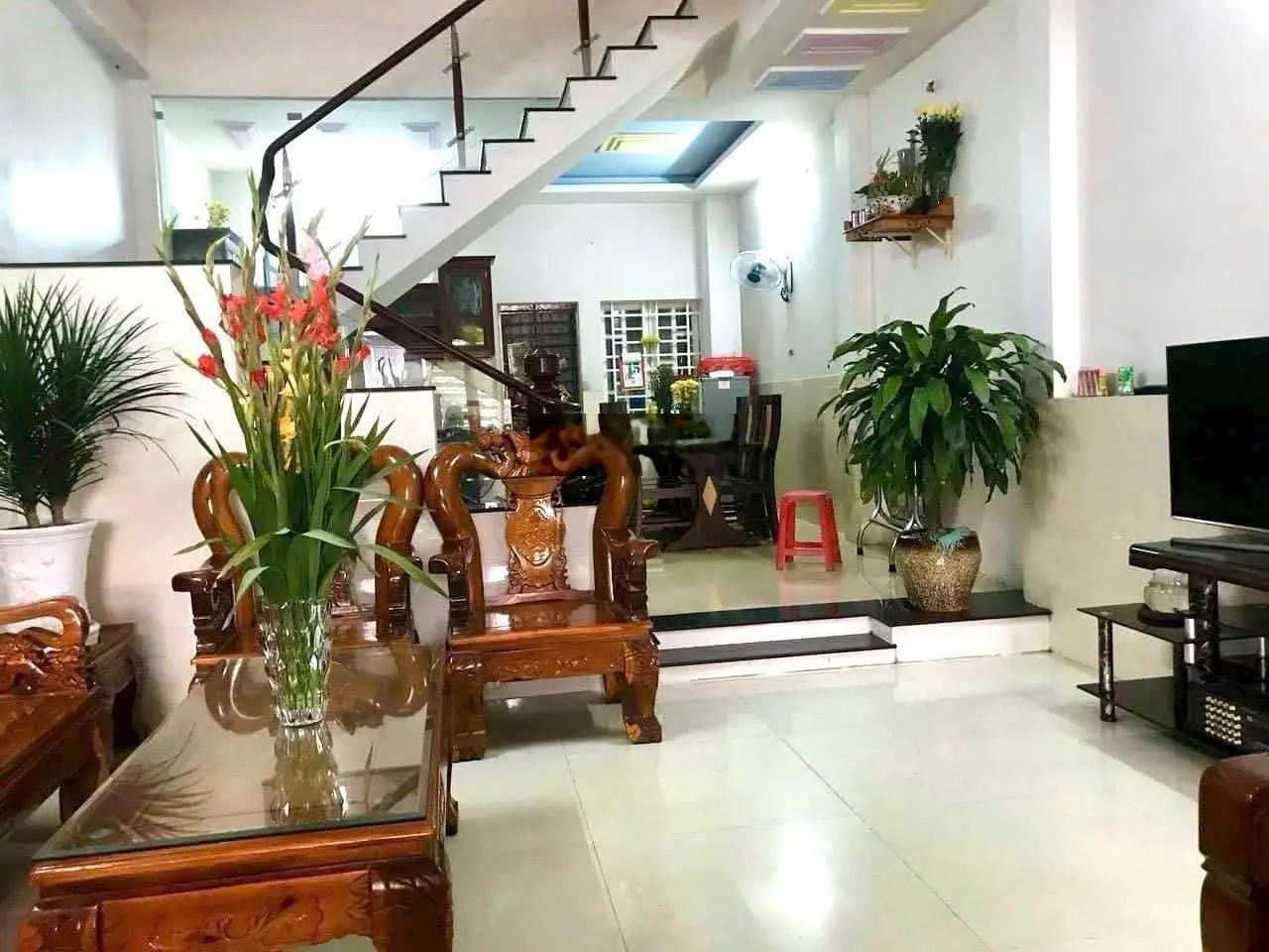 Bán nhà lầu trệt sân ô tô có 3 PN gần vòng xoay An Phú Bình Dương