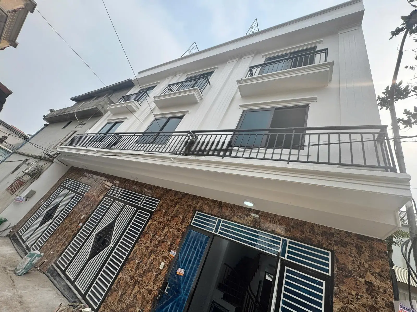 Bán Gấp nhà liền kề 3 tầng Mới xây đẹp, oto vào tận đất Tân Hoà, Quốc Oai. LH: 0389587708
