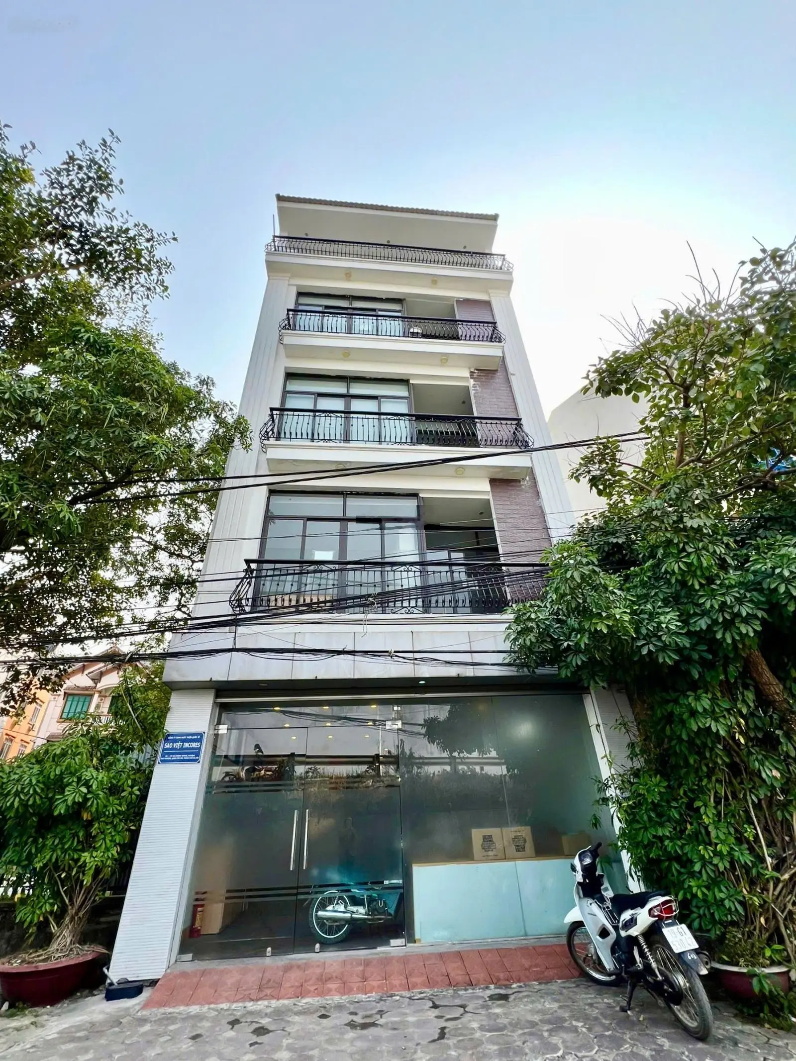 Chính chủ tôi bán gấp MP An Dương Vương, Tây Hồ. Lô góc 123m2*5 Tầng thang máy. Dòng tiền 720Tr/năm
