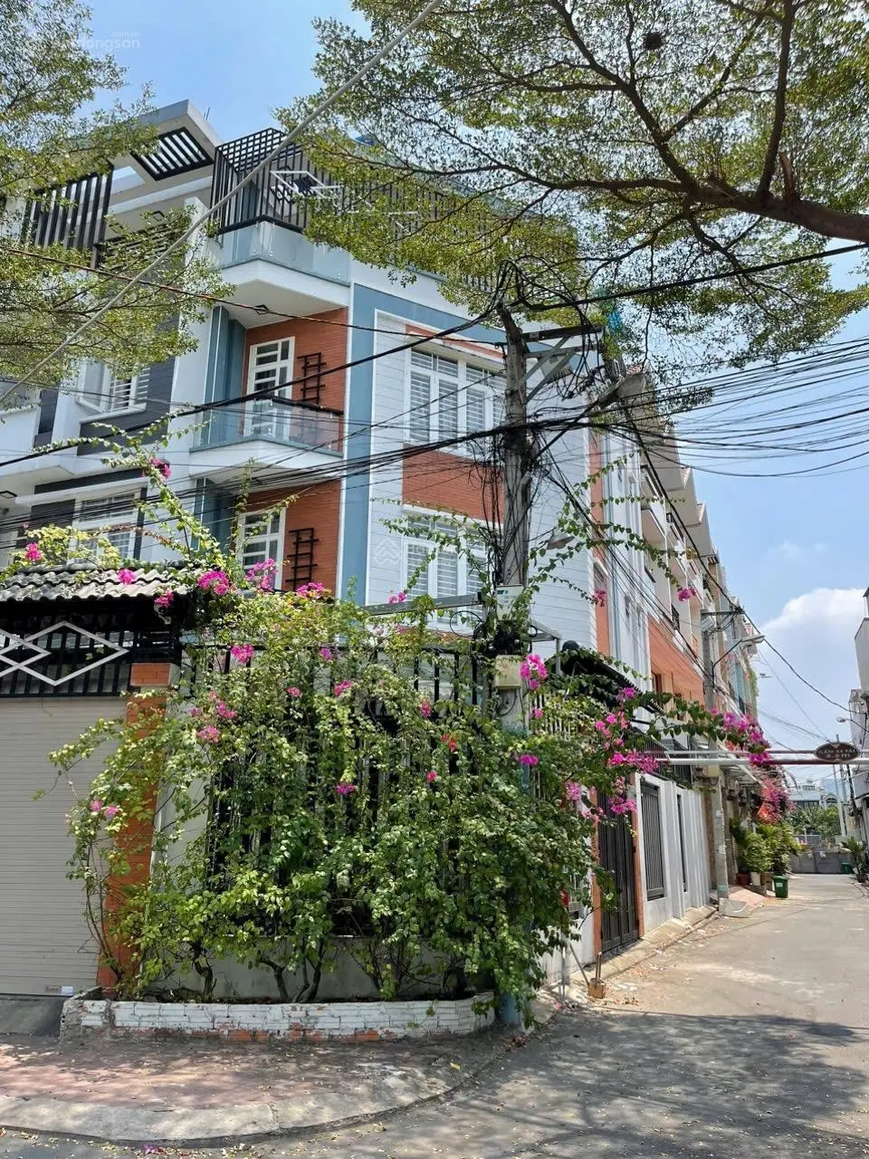 Hạ giá 400tr, bán gấp nhà 4 tầng, góc 2 mặt tiền hẻm 606 cạnh khu dân cư Hồng Long