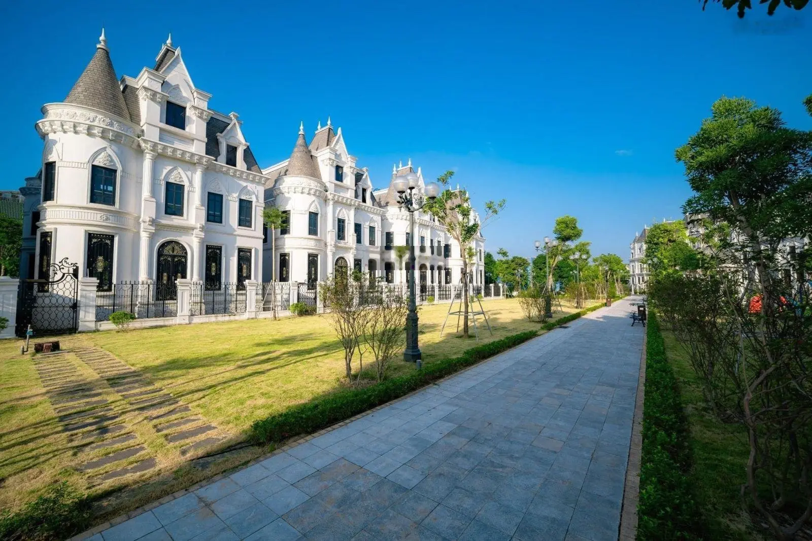 Nhỉnh 40 tỷ mua đứt căn biệt thự Tây Hồ. Thanh toán 15 tỷ nhận nhà luôn, giá tốt nhất Tây Hồ