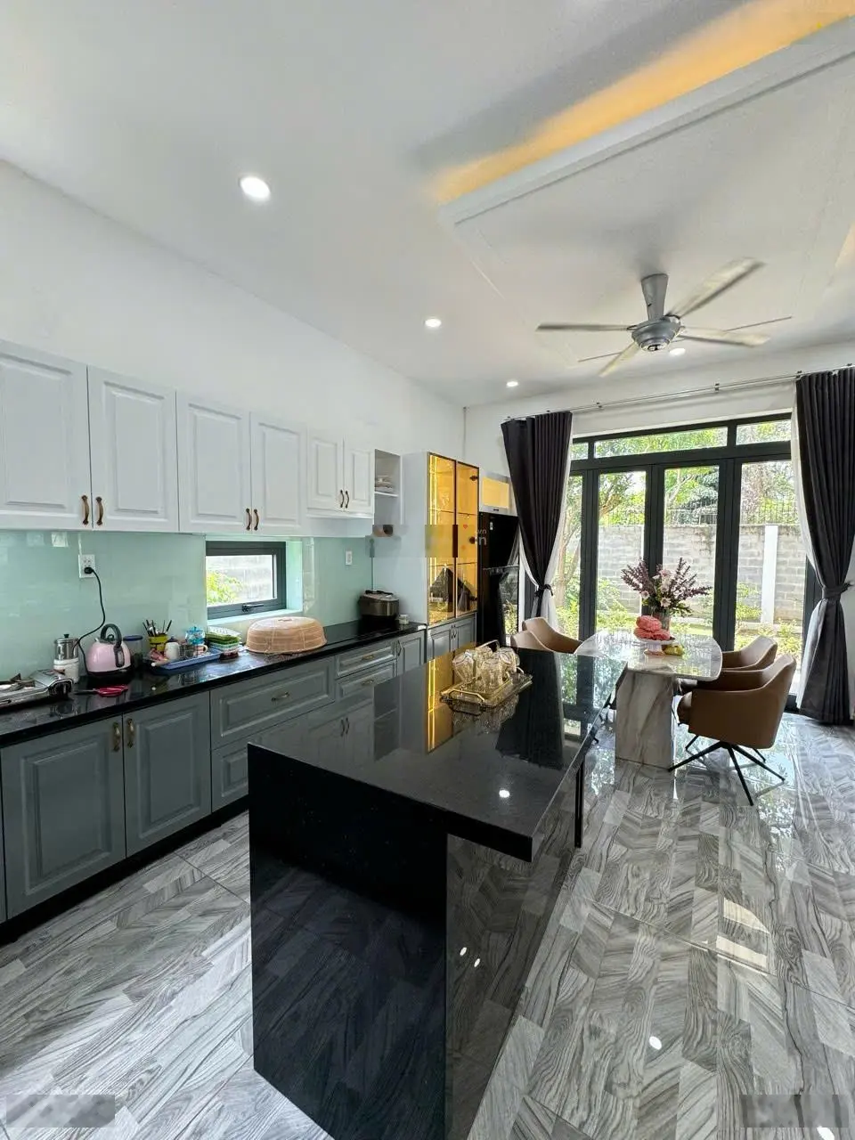Biệt thư sân vườn nghỉ dưỡng Hóc Môn, hồ bơi, DT 35mx25m, đường 10m, diện tích 875m2, 5PN 6WC