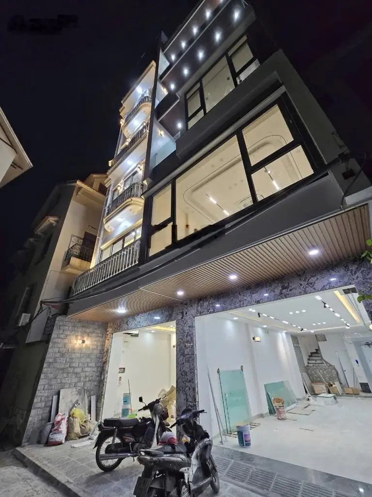 Nguyễn văn cừ 6 tầng - tháng máy - gara ô tô - full nội thất nhập khẩu - diện tích 63m2 rất rộng