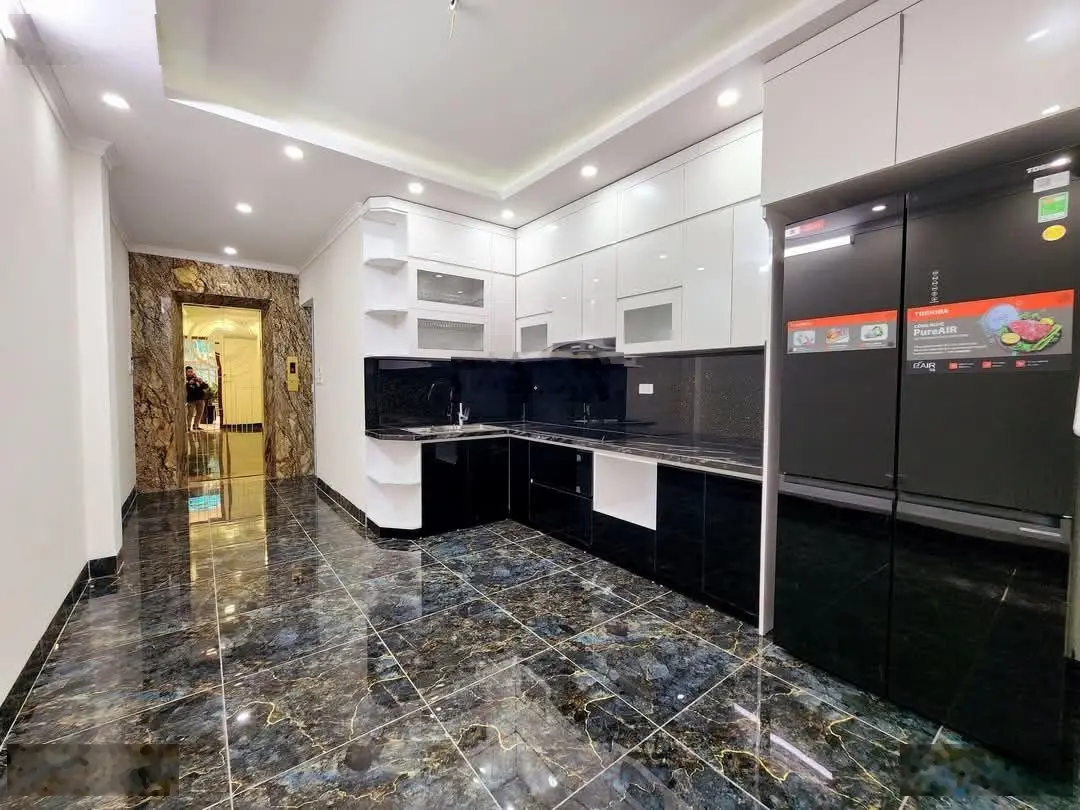 6 tầng xây mới thang máy nhập, mỗi tầng 1 phòng rộng, gần mặt phố tiện ích vô cùng tốt, dân trí cao