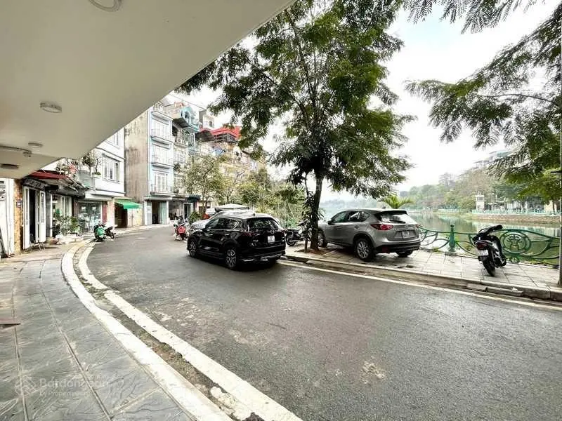 Tòa nhà bán ở mặt hồ 6 tầng tuyệt đẹp xe hơi đỗ thoải mái, vỉa hè rộng thanh bình và lãng mạn