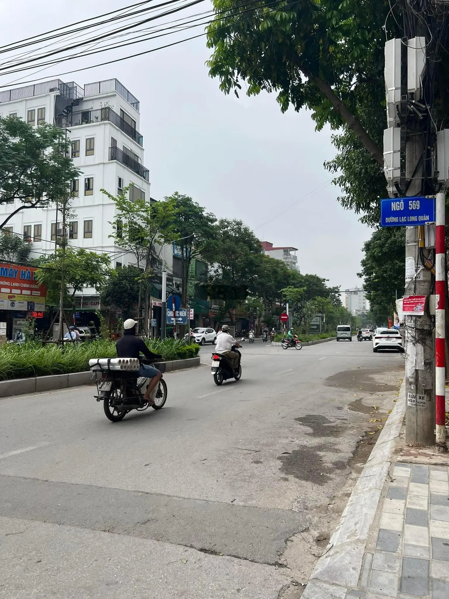 Bán biệt thự phố Lạc Long Quân - Tây Hồ 166m2, MT 14m, 3 tầng. Vị trí đẹp. Giá bán 43 tỷ