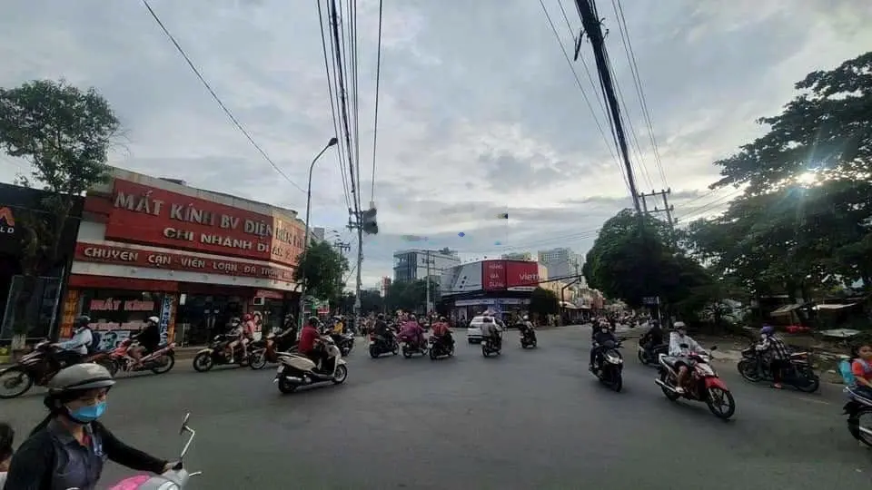 Gia đình tôi về quê cần bán gấp nhà mặt tiền đường Nguyễn Trãi giá rẻ
