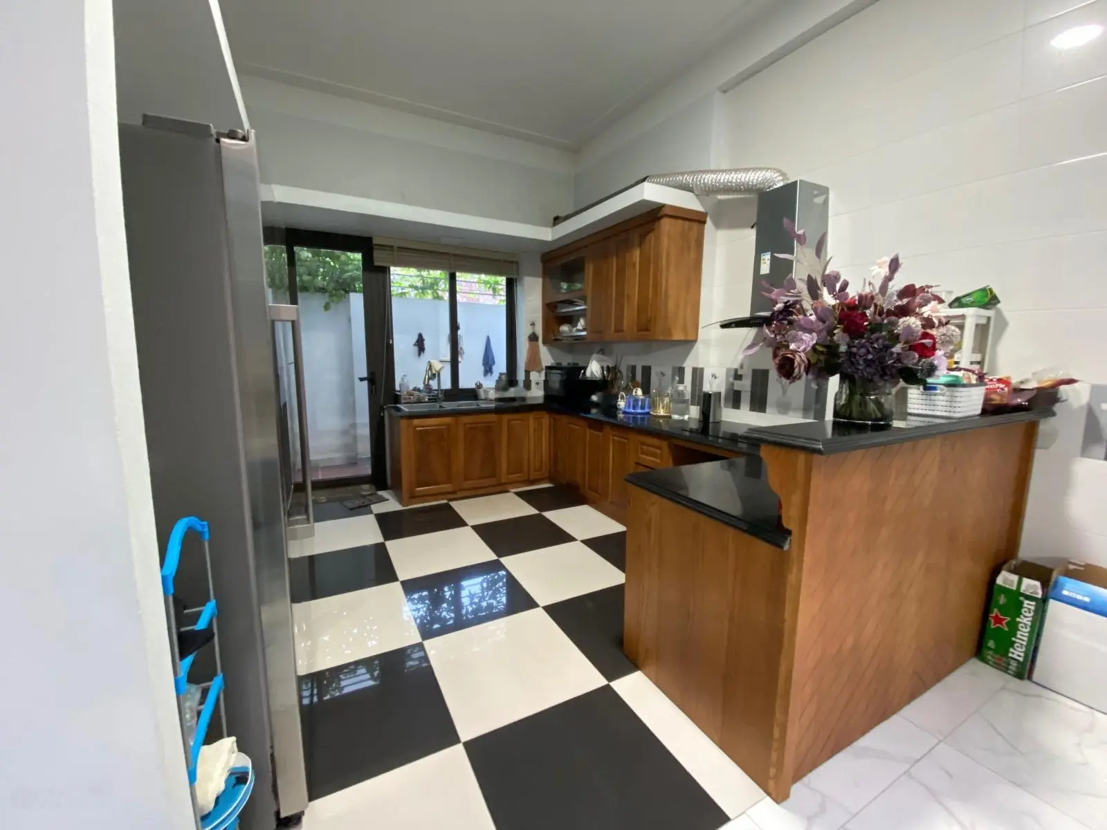Chính chủ bán căn biệt thự 297 m2 thiết kế hiện đại, sổ đỏ sang tên chính chủ. Vay ngân hàng 70%
