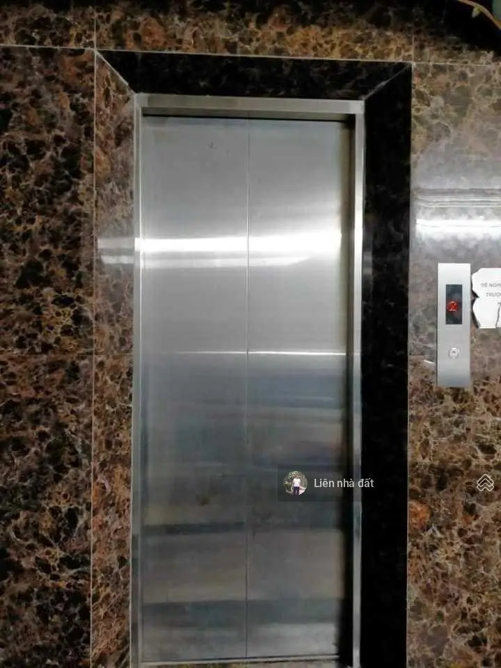 Cần bán nhanh tòa văn phòng phố Mai Dịch 80m2 8 tầng 22.5 tỷ lô góc 3 mặt thoáng