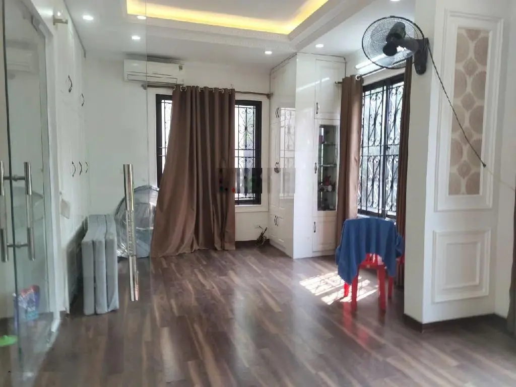 Bán nhà 4 tầng DT 43m2. cạnh trường tiểu học long biên. gần ô tô, full nội thất ở ngay, lô góc