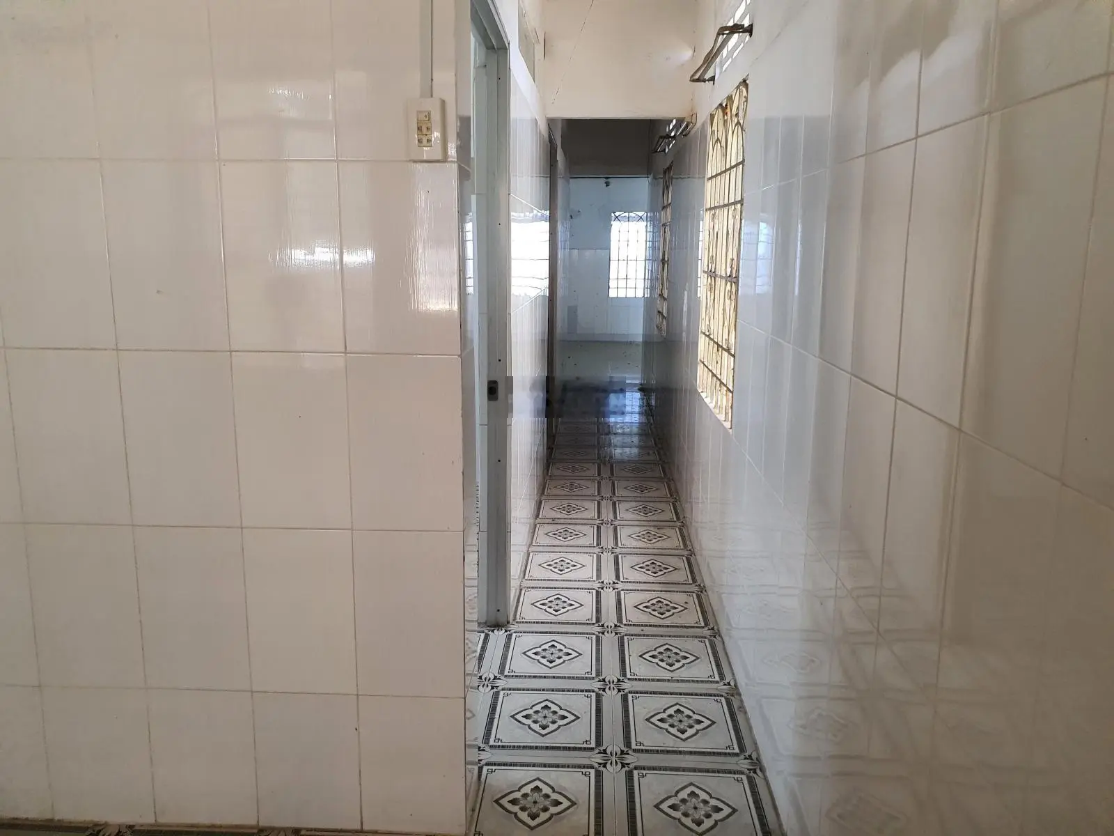 Bán đất tặng nhà cấp 4 gồm 2 phòng ngủ, phòng khách, bếp. Diện tích thực tế 145m2, DT trên sổ 130m2