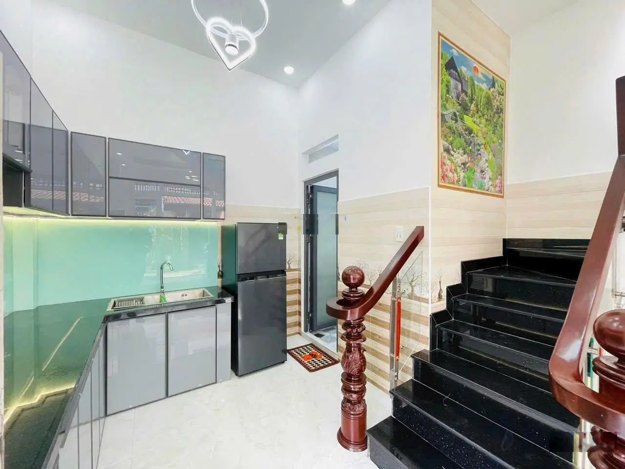 Bán nhà MT kinh doanh buôn bán chỉ 4 tỷ 350 - nhà 2 tầng đẹp tuyệt vời - hót rầm rộ đường 10 mét