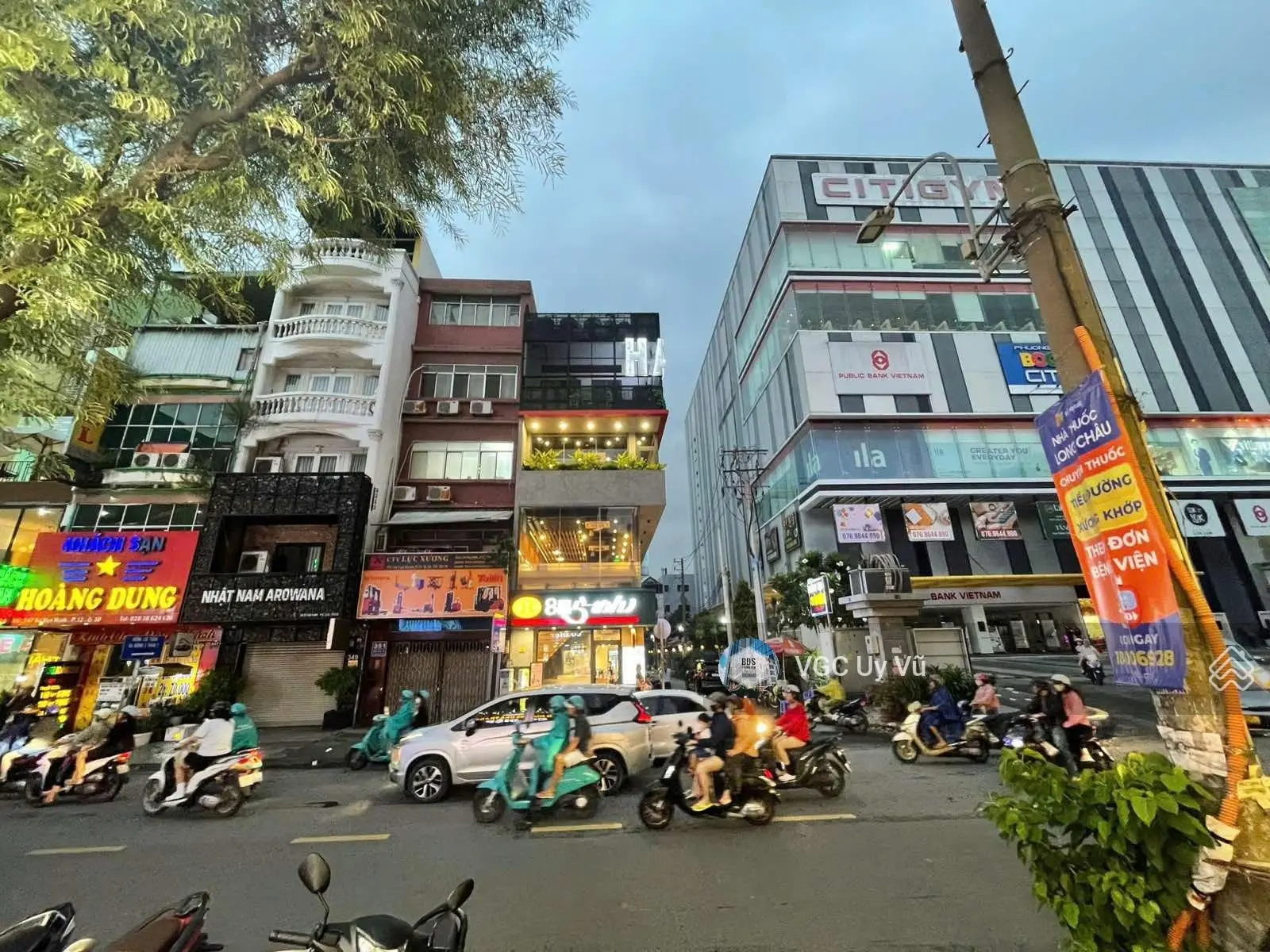 Sát bên Vạn Hạnh mall. Mt Sư Vạn Hạnh. Dt: 4,5x18m. 4 lầu thang máy. 37 tỷ