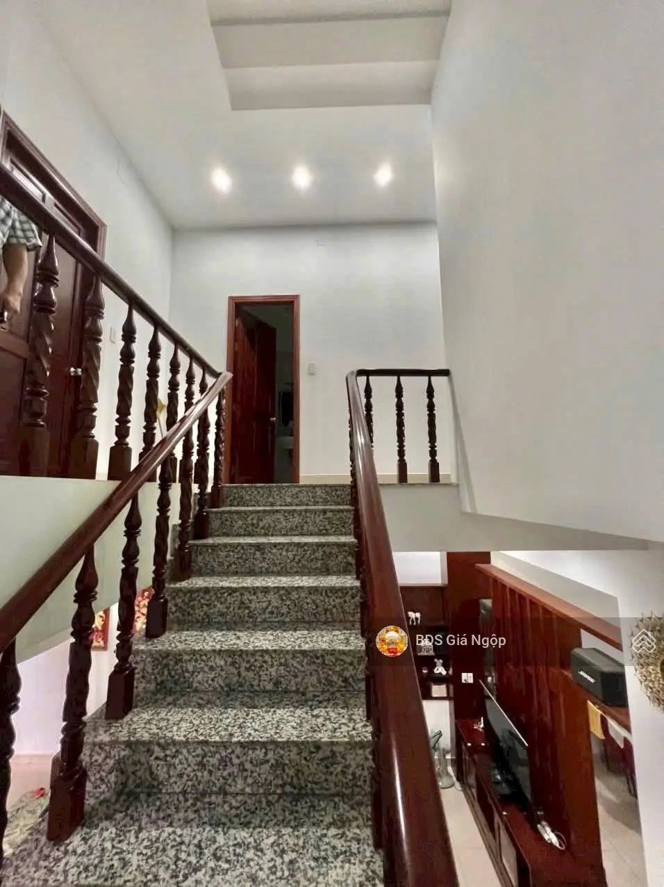 Chủ cần tiền bán nhanh nhà 1 trệt 2 lầu nguyễn thị định quận 2 dt 142m2/hiện thu nhập 18tr/th