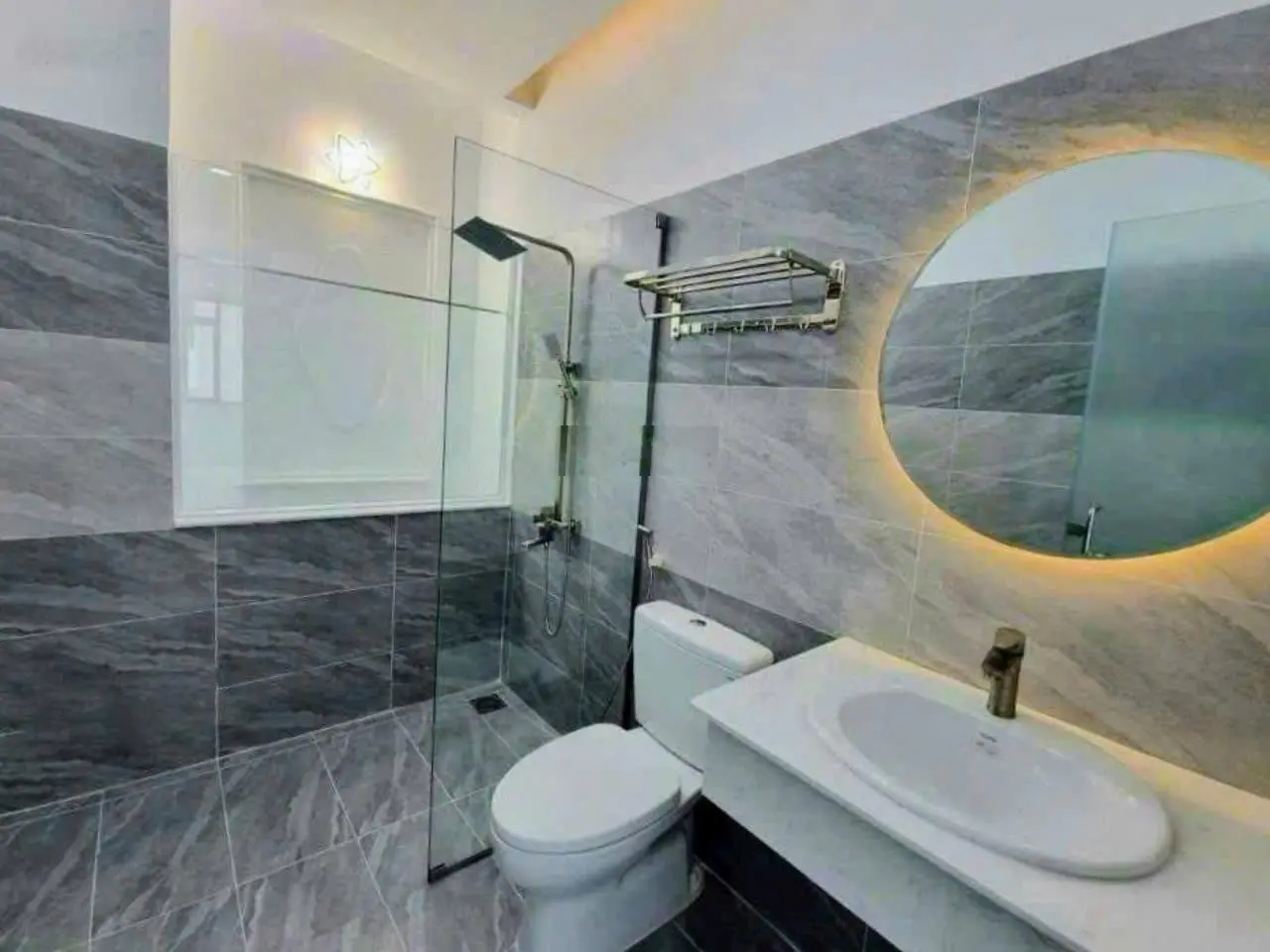 Bán Nhà ôtô đậu sảnh, Huỳnh Văn Bánh, DT: 63m2 (4,1m x 16m), 3 lầu, giá 11,9 tỷ