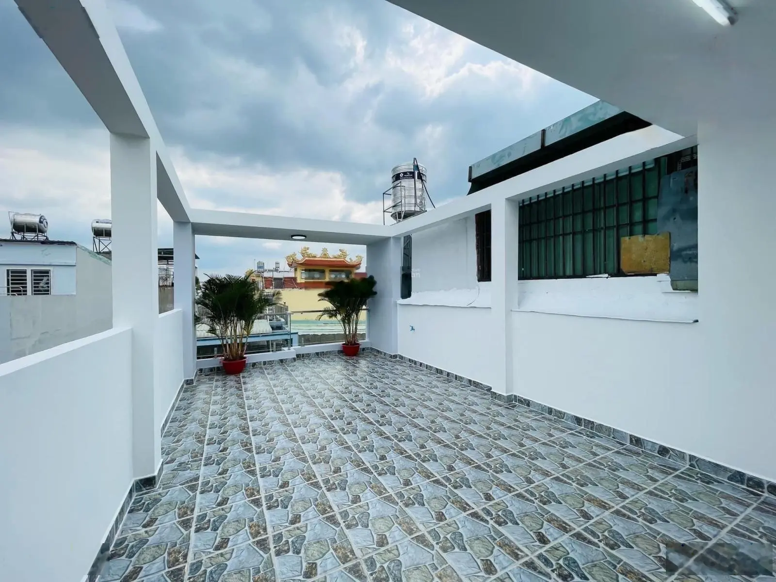 Bán gấp nhà Nguyễn Xí P26 Q. Bình Thạnh giá 3tỷ450tr DT 59.7m2, đang cho thuê 30tr/tháng. Sổ sẵn