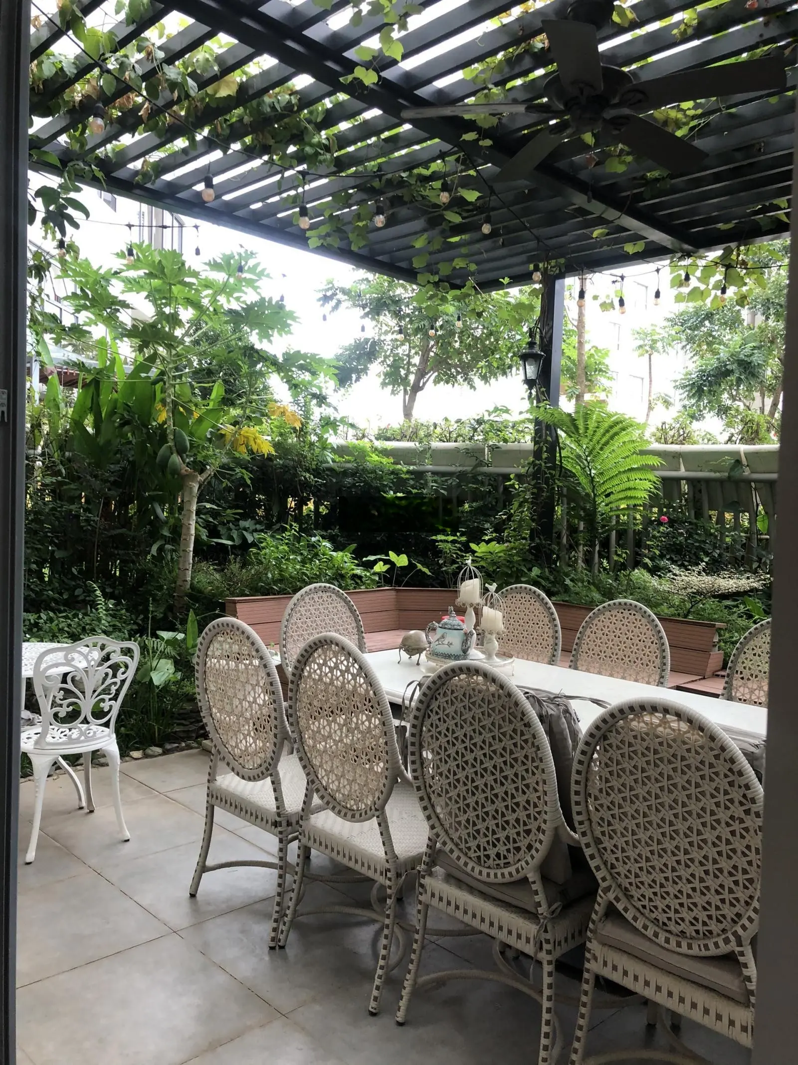 Garden Villa sân vườn - 3 phòng ngủ + 1 maid - DT 254m2 - giá 38 tỷ - full nội thất indochine