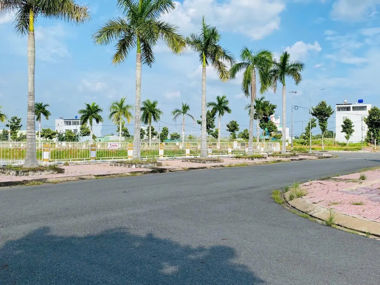 Khách đang cần tiền gửi bán gấp lô đất trung tâm hành chính, 100m2, full thổ ngay đường 32m, sổ sẵn