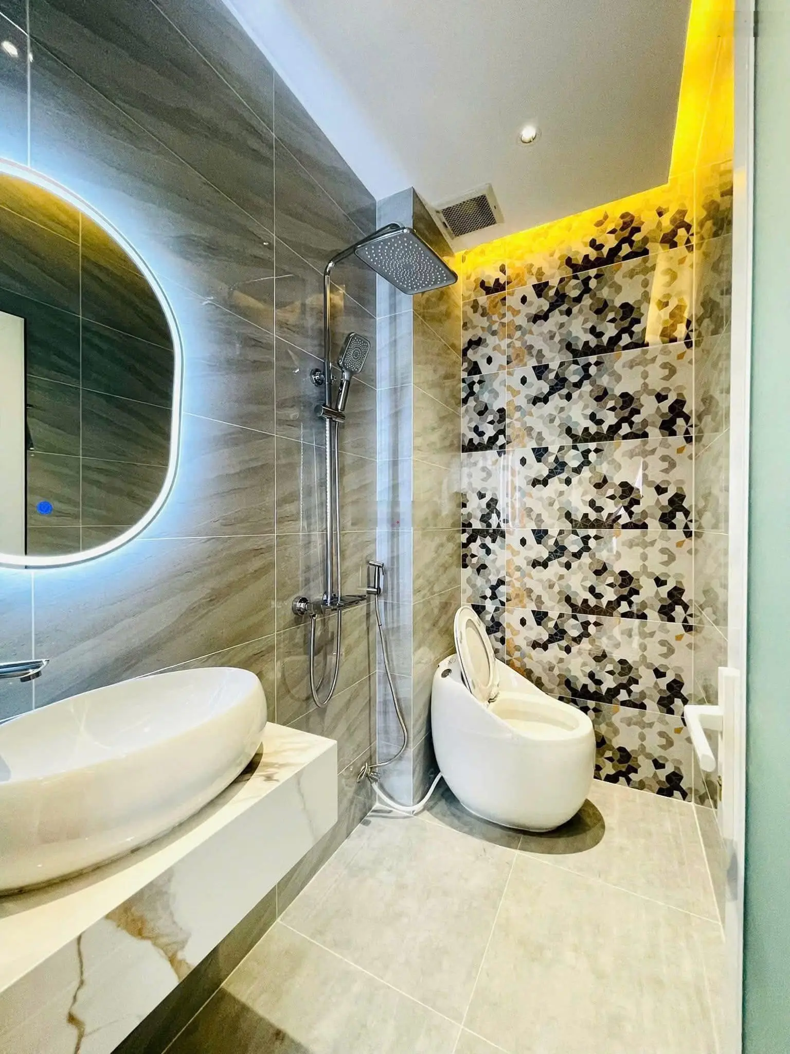 Cần tiền, bán gấp, nhà Quận 2 Nguyễn Văn Kỉnh, 60m2 (4PN 5WC), Hẻm 5m, SHR, Chuẩn Pháp Lí