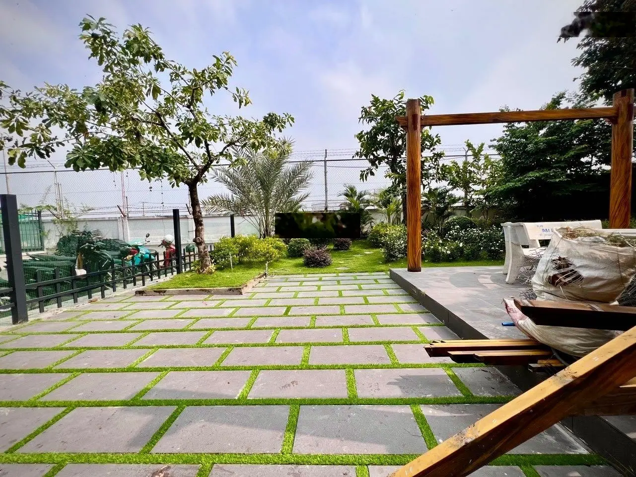 Bán nhà phố sân vườn 116,9m2 hoàn công 4 tầng full nội thất