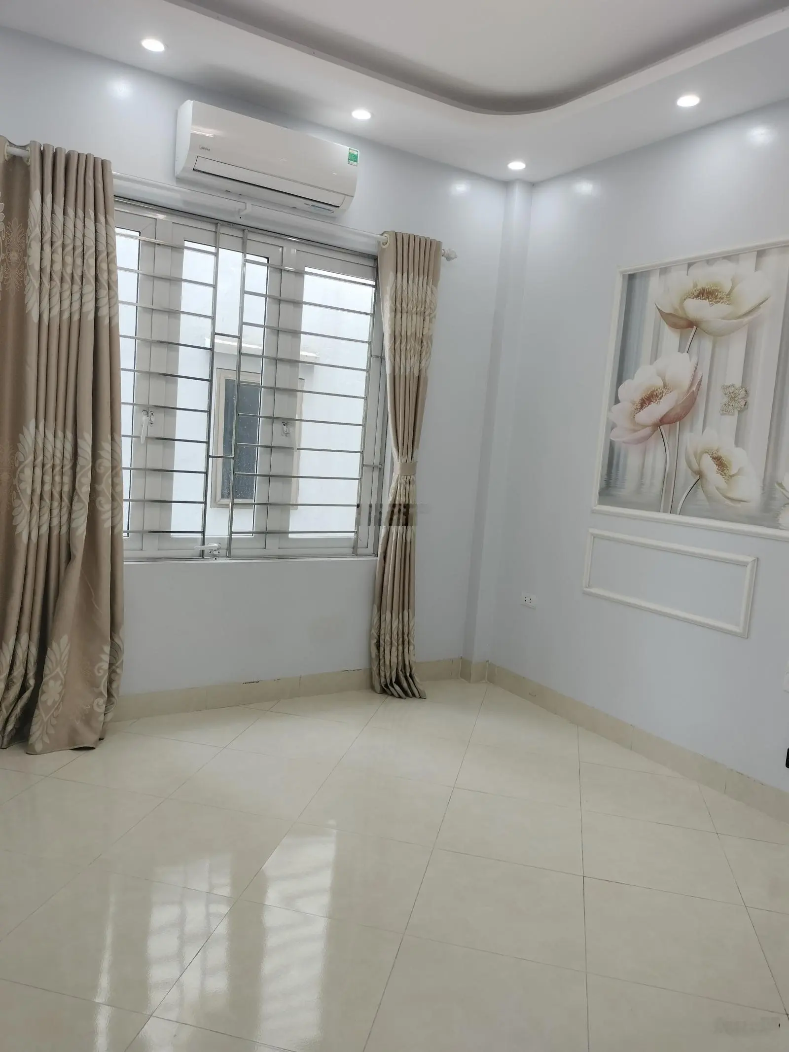 Hàng xóm nhờ bán nhà ngõ 467 Lĩnh Nam - Hoàng Mai ngõ rộng sổ riêng 30m2 5 tầng giá 4,89 tỷ có TL