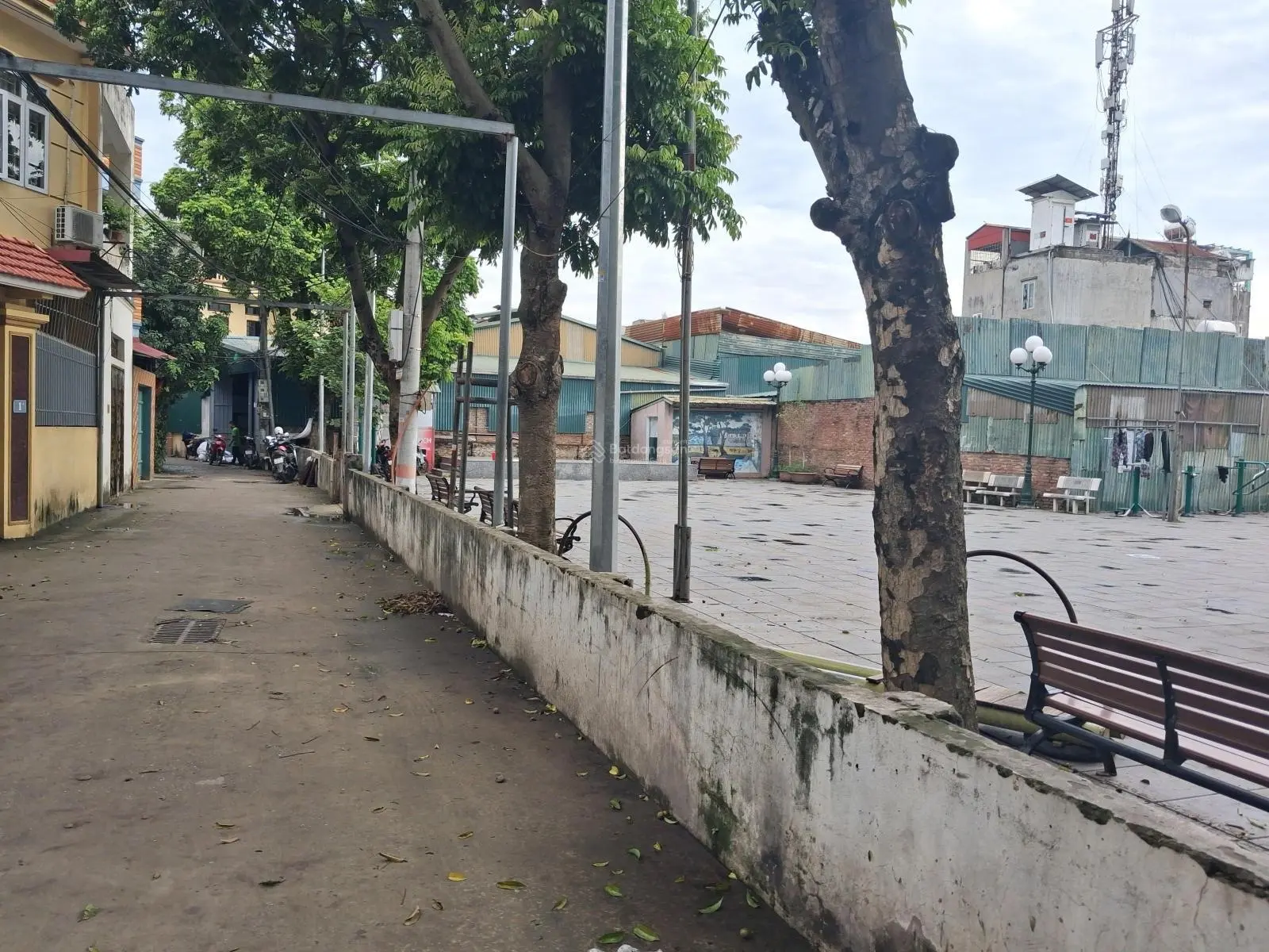 Thúy lĩnh nhà 5 tầng khung cột chắc thoáng trước sau gần ô tô