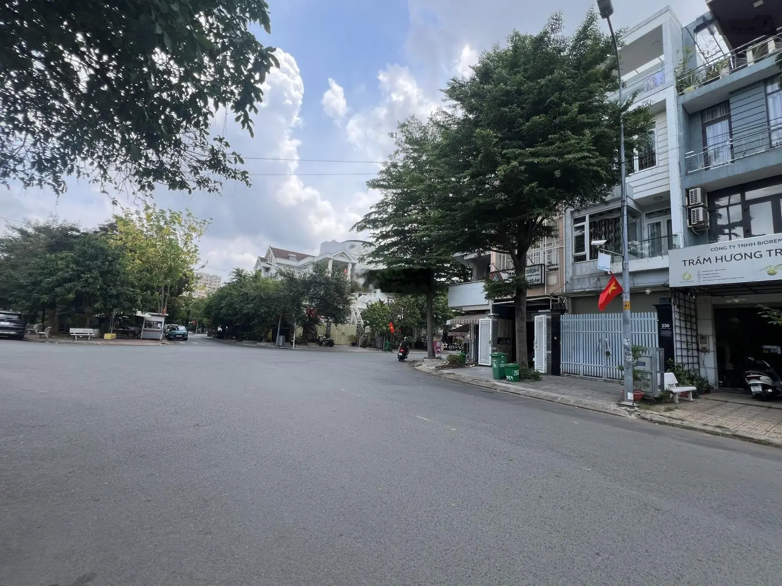 Chỉ 17.9 tỷ còn bớt. Bán nhà 4 tầng full nội thất cao cấp mặt tiền Bùi Tá Hán, An Phú, Quận 2