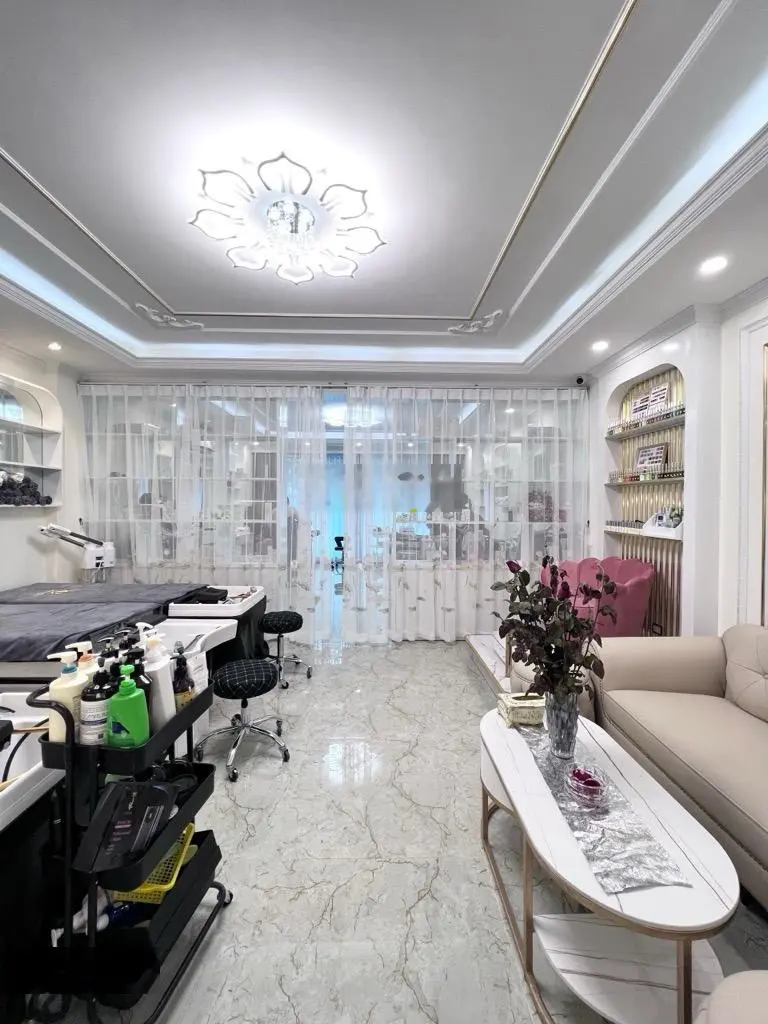 Bán nhà vip phố nghĩa tân -thang máy - vỉa hè -dt 70m .9 tầng .mt 6m .giá 37 tỷ.dòng tiền khủng
