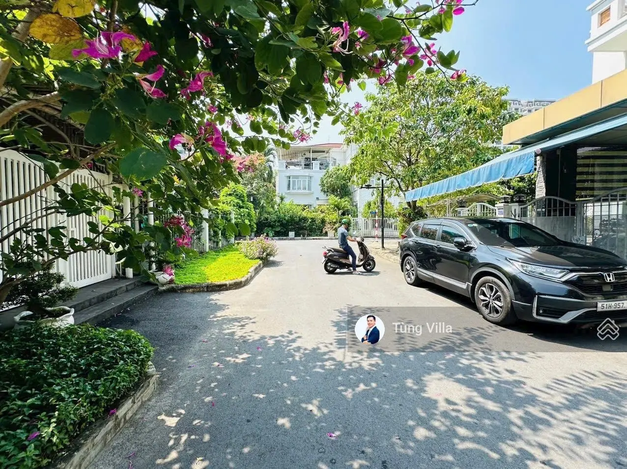 Biệt thự Song Lập Phú Mỹ Hưng cách công viên chỉ 80m DT 11mx20m sân vườn rộng rãi cần bán nhanh