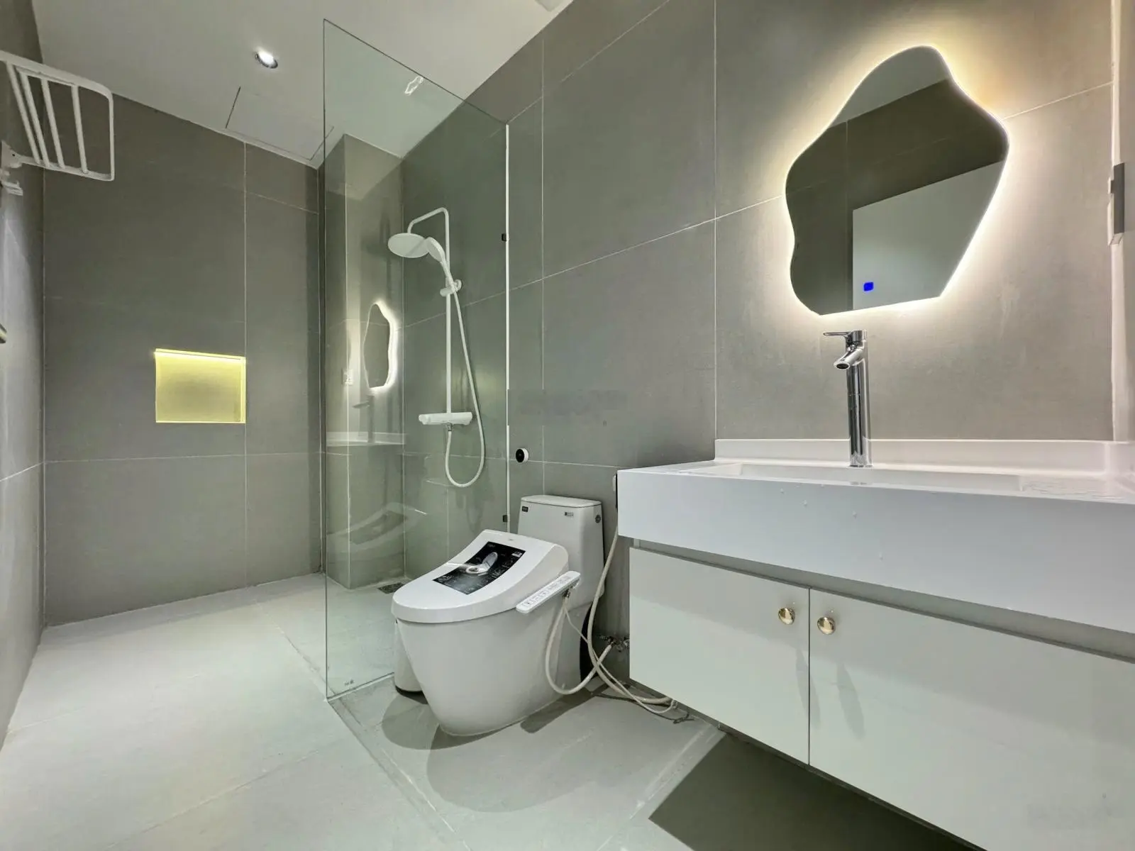Siêu phẩm villa nghỉ dưỡng 3 MT 2600m2, mới, cạnh sông Hàn, công viên riêng, hồ bơi 50m2, full NT