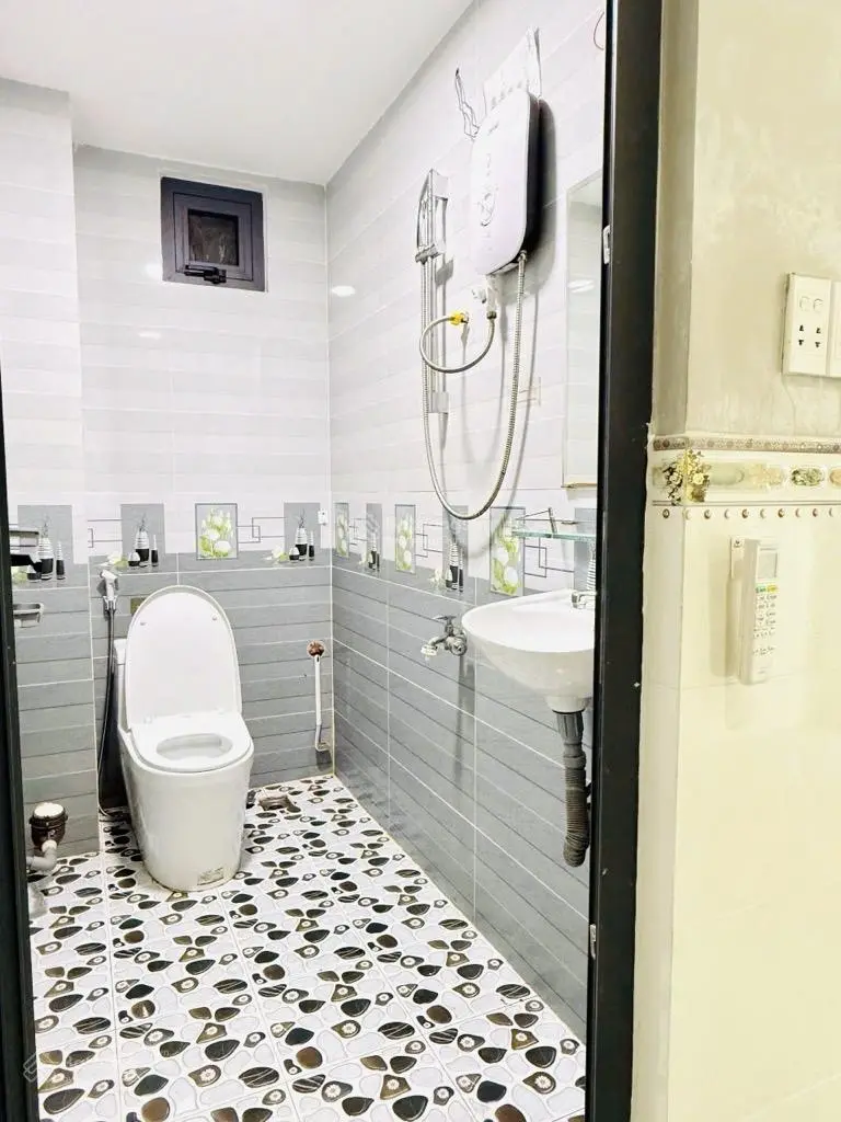 Bán nhà Quận 8 Tạ Quang Bửu thang máy 18 tỷ dòng tiền 40tr/ tháng chủ ngợp 12 tỷ gấp bán HD còn 2n