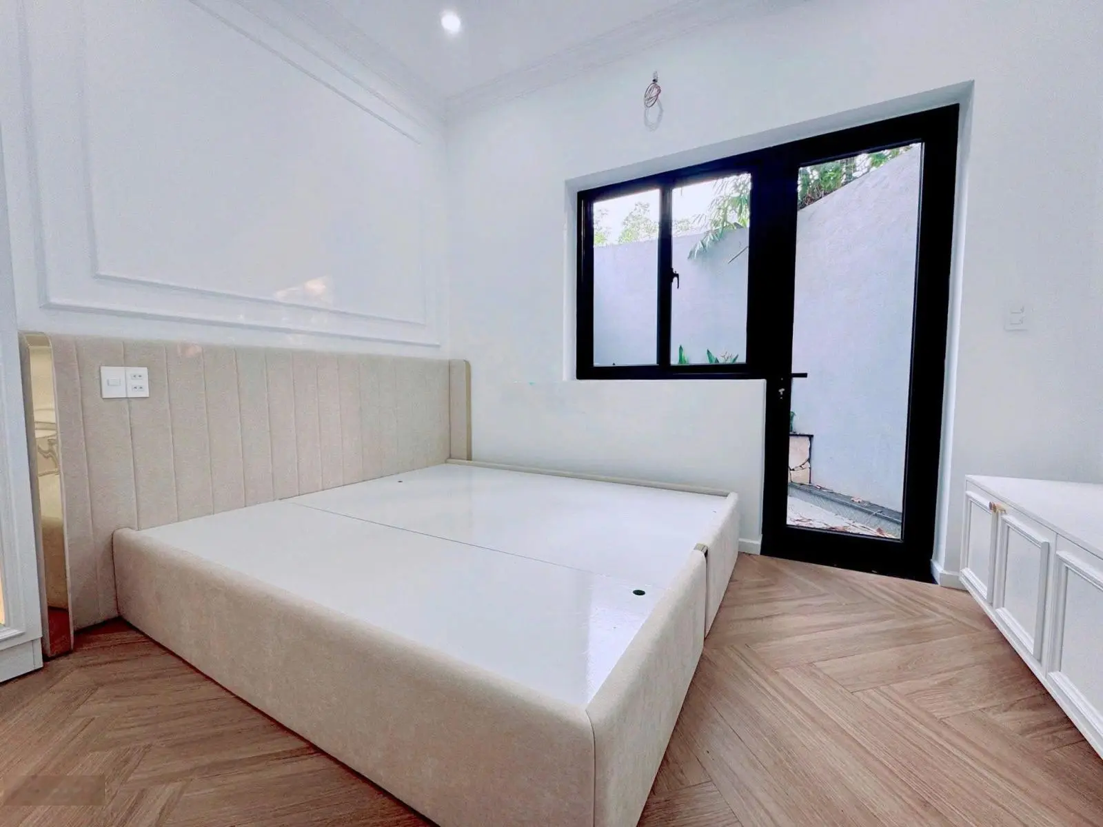 Nhà 2 tầng Full nội thất xịn xò thiết kế theo phong cách Tân Cổ Điển