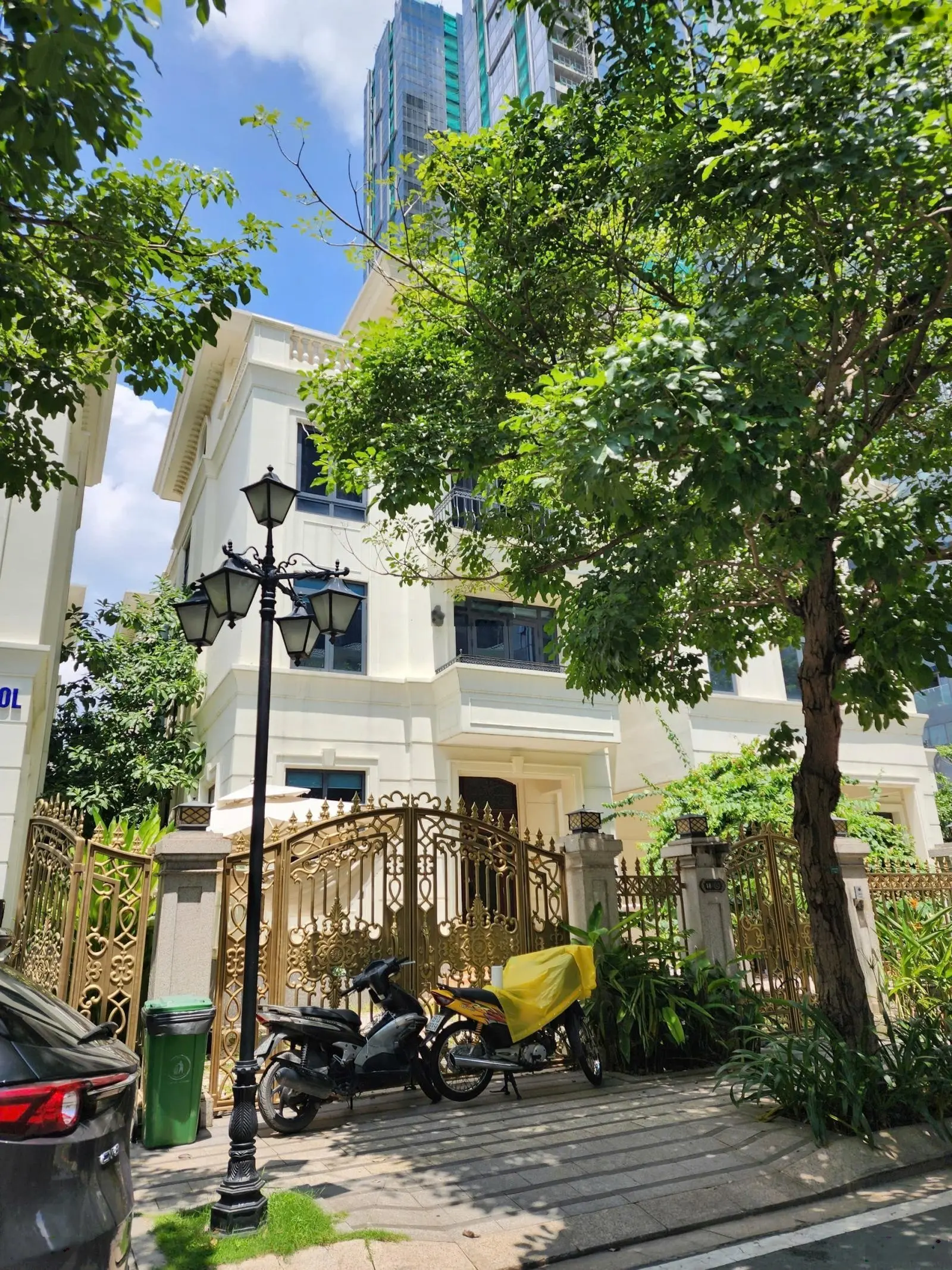 Bán Biệt Thự The Victoria - Thuộc Dự Án Vinhomes Golden River , Quận 1. DT = 225m2: