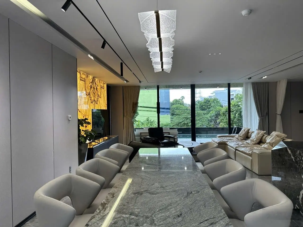 Bán villa Nam Việt Á có 7 phòng ngủ, 8wc, hồ bơi tầng 2, sauna, gara 2 xe ôtô, hồ cá Koi & hồ bơi