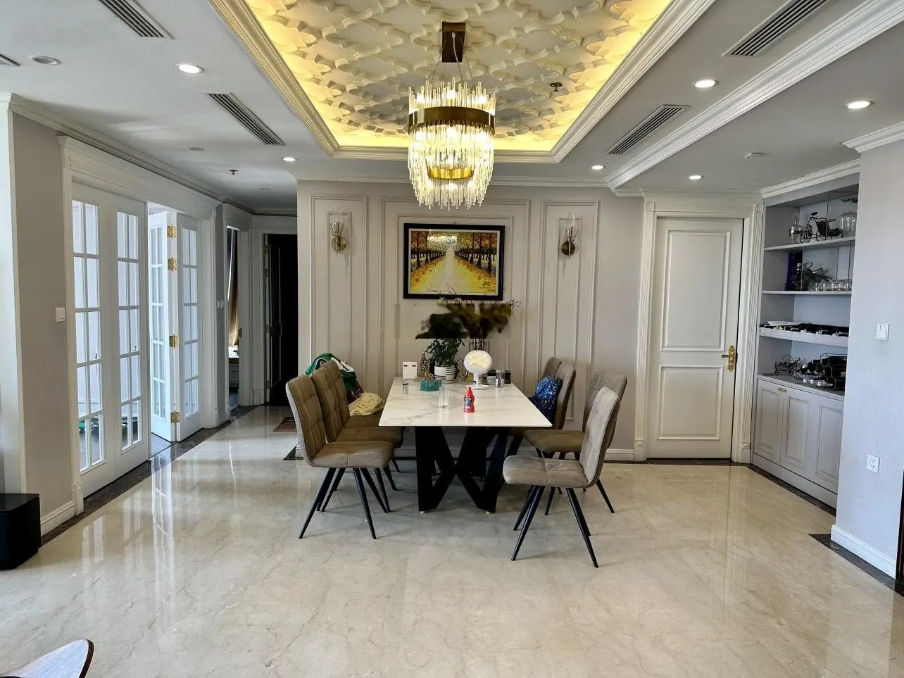 Cần bán căn 144m2 4PN4VS cửa Tây Bắc ban công Đông Nam trần cao 3,6m tòa P1 giá 11 tỷ full đồ đẹp