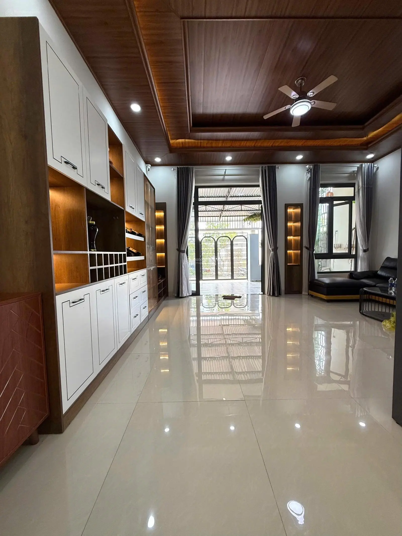 Bán nhà 6m x 30m full nội thất đường Y Wang ngay cổng chào Eakao