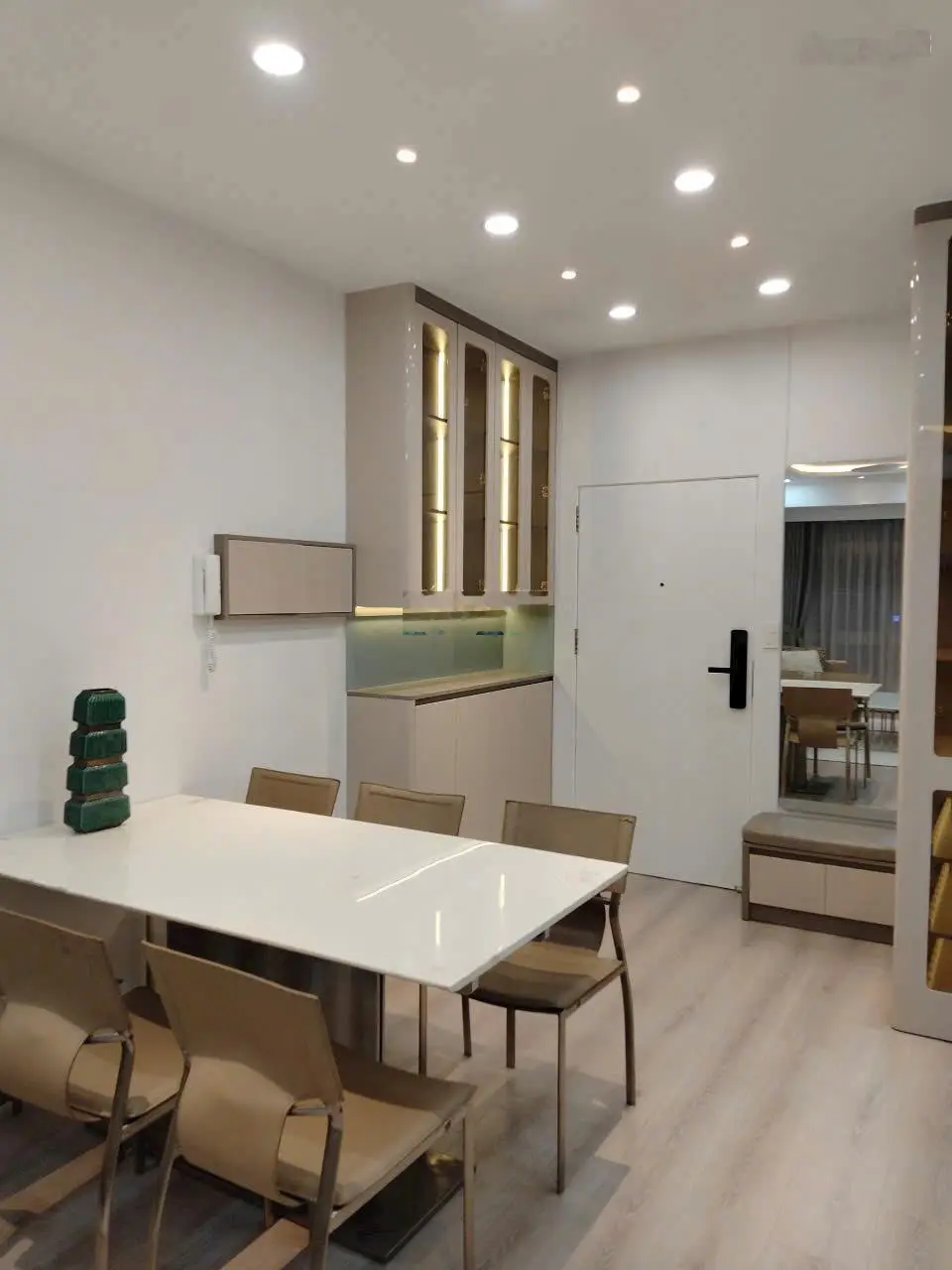 Bán căn hộ Sky Garden 2- 91m2 căn góc-3pn2wc-Giá Bán: 5,x- Giá Cho thuê: 40tr. LH: 0903 788 ***