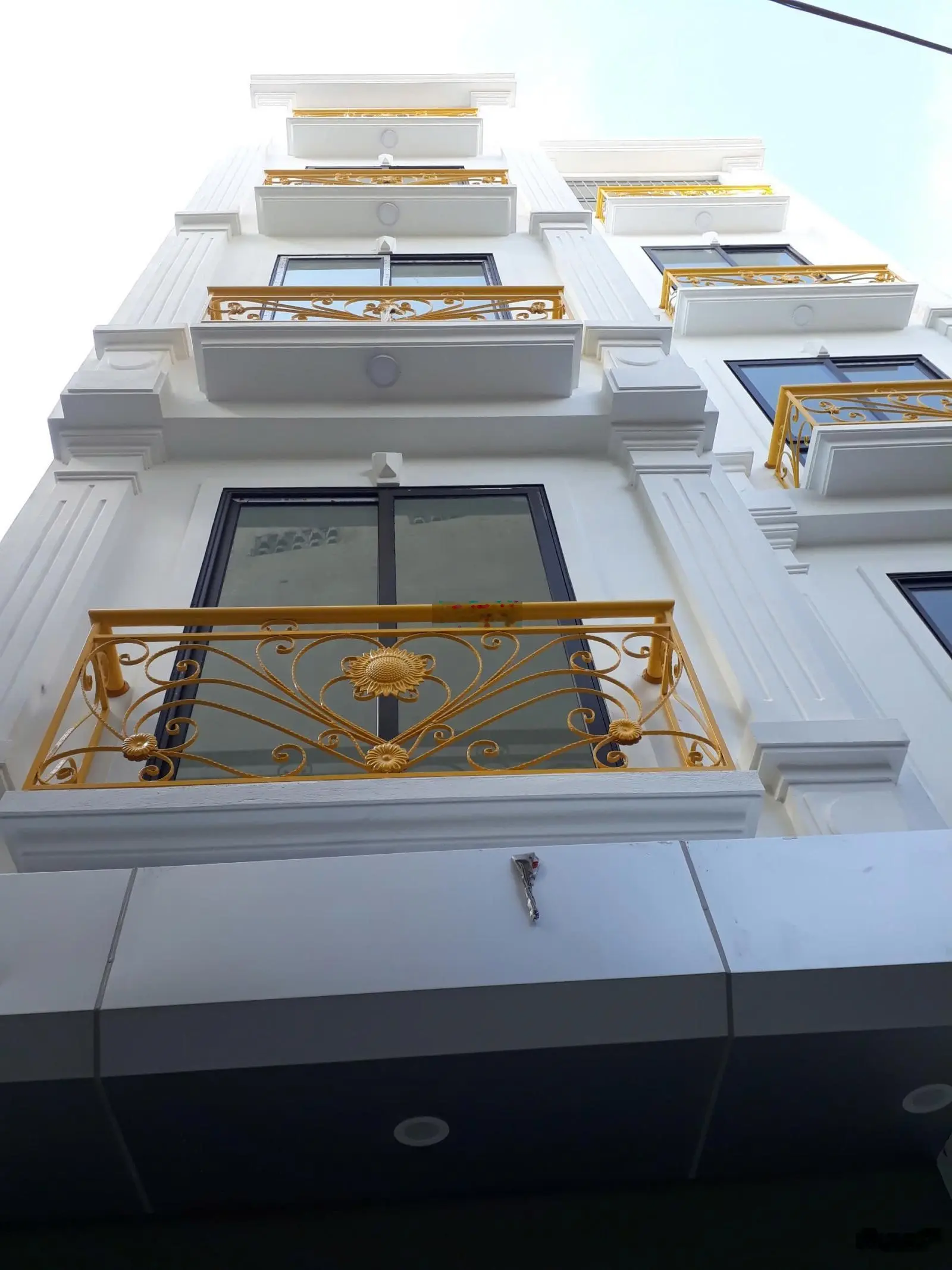 Nhà 5t*35m2 vị trí cực đẹp sát hồ lớn. Ô tô đỗ cổng. Cách đường QL6 chỉ 500m. Cách trung tâm HN 4km