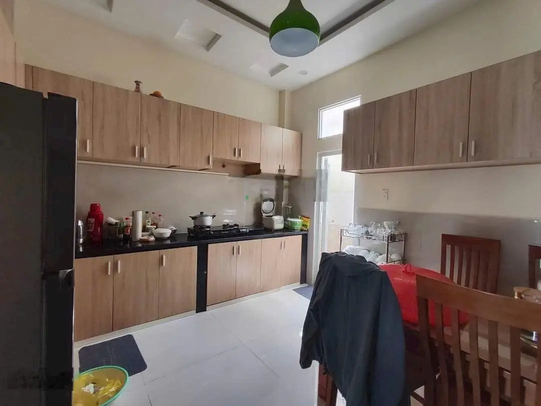 Kẹt tiền bán nhanh căn nhà 3 lầu 5 phòng ngủ 5WC KDC Trường Lưu, đường thông 9m, gần vành đai 3