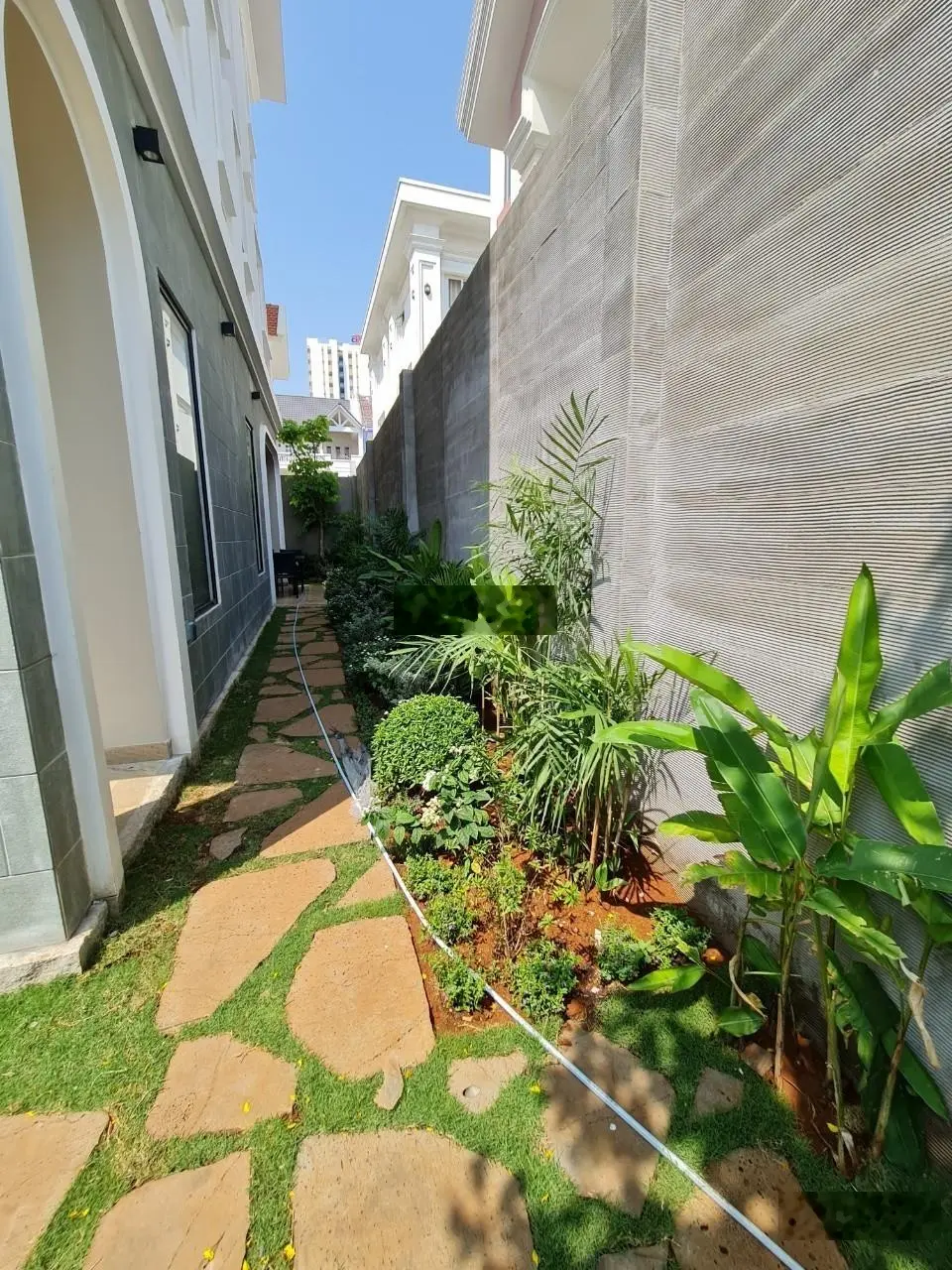 Bán biệt thự đường Liên Phường 270m2 15x18m full nội thất cao cấp giá chỉ 31 tỷ, mua bán chính chủ