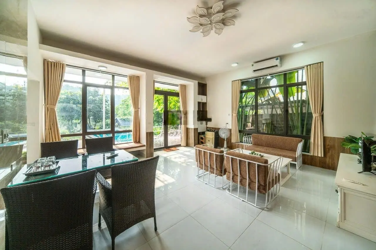 Siêu phẩm biệt thự 300m² đầy đủ nội thất, hồ bơi tại Lương Sơn - giá cực tốt!